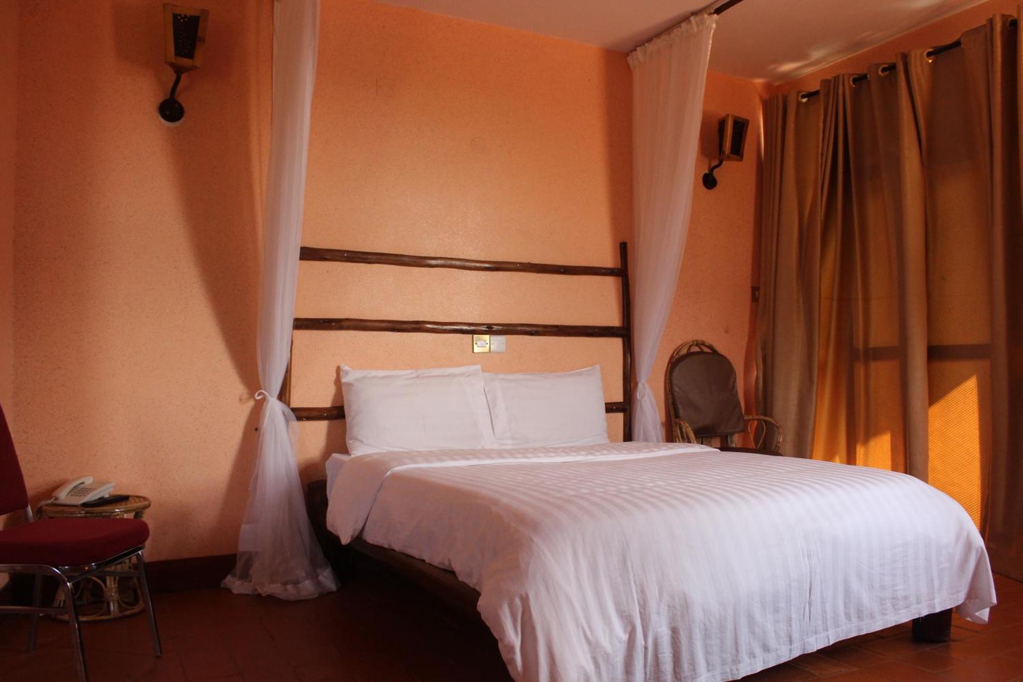 Sky Beach Hotel Ентеббе Екстер'єр фото